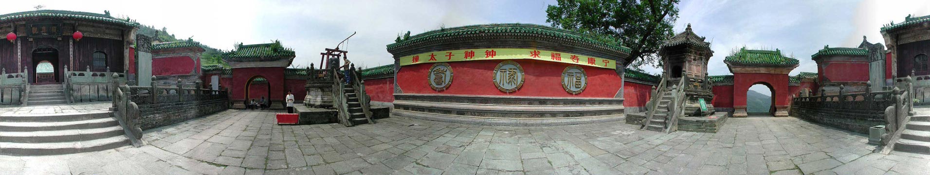 复真观龙虎殿前