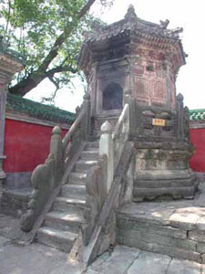 复真观龙虎殿前焚香炉