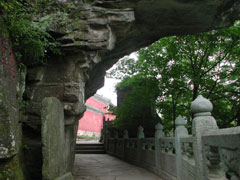 南岩宫脚蹬老虎岩