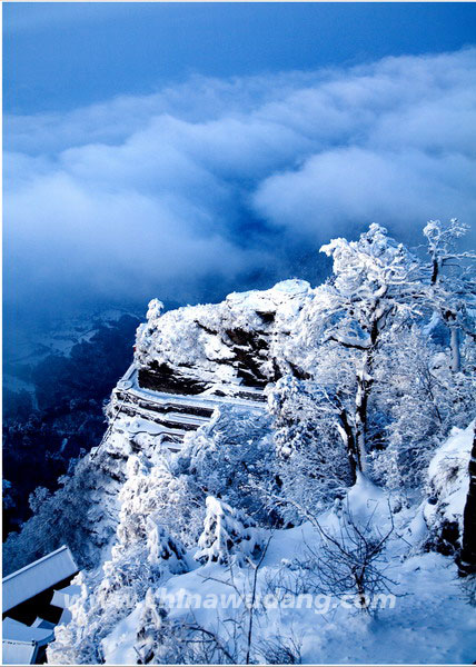 武当山雪景金顶远眺